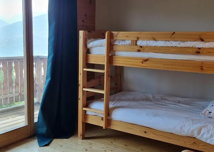 South-facing 15 Minutes From Skiing Chalet